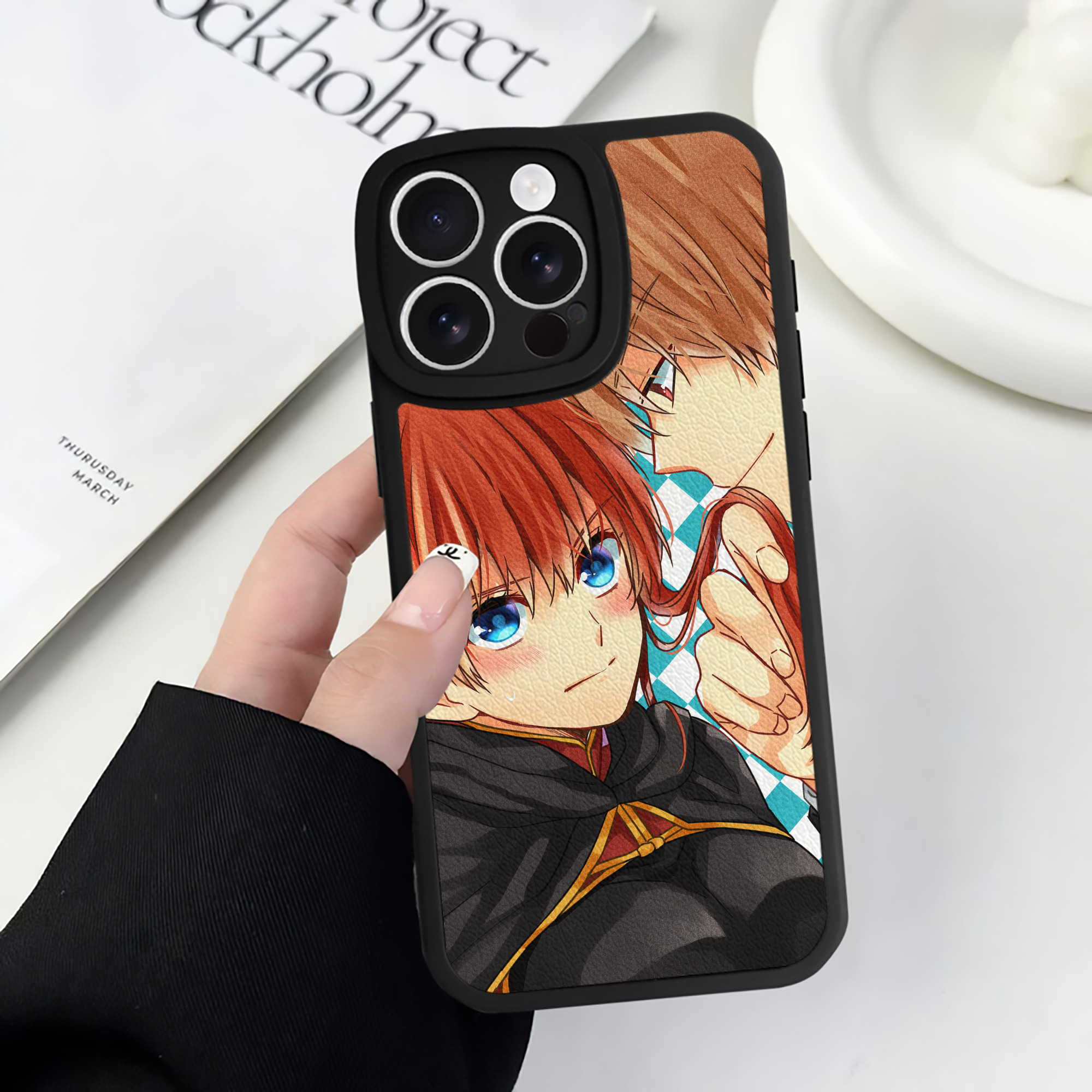 （画像用） ぎんたま 坂田銀時（さかたぎんとき） 神楽 志村新八（しむら しんぱち） GINTAMA Sakata Gintoki Kagura Shimura Shinpachi 【iPhone 16シリーズ対応】シリコンスマホケース（レザー調） 材質：シリコン